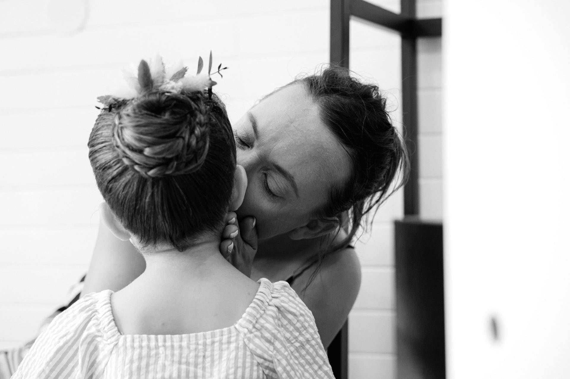 Détails délicats de la robe d'Audrey à Hagetmau - Photographe mariage Landes [cite: Je suis photographe professionnel basé dans les Landes au 35 Rue du Bellocq à Saint Sever, spécialisé dans les mariages, les séances famille, grossesse, portraits et photographie immobilière. Je travaille principalement avec des couples et des familles sensibles à la nature, à l’océan et aux traditions locales.]