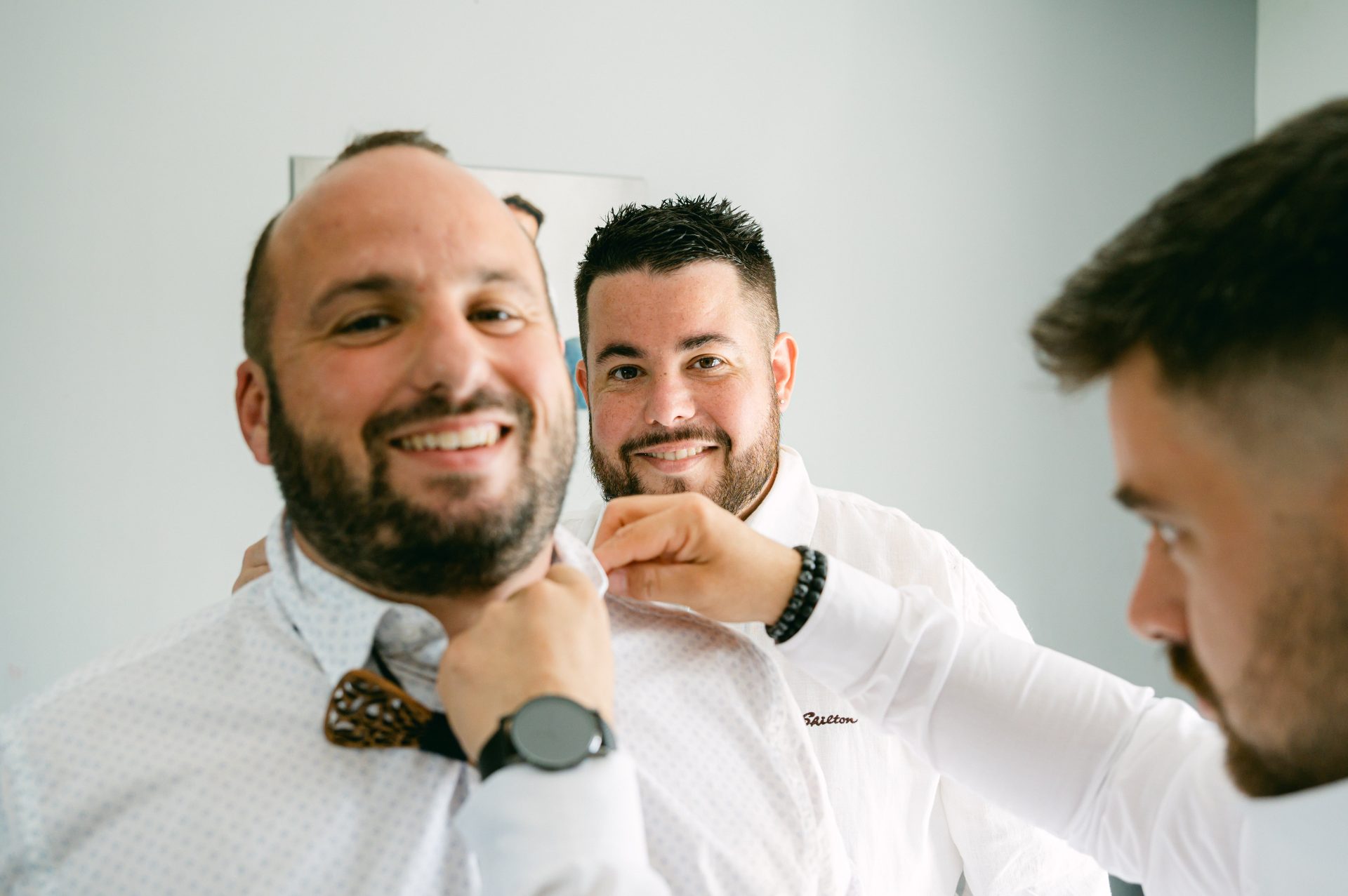 Préparatifs du marié Axel à Hagetmau - Photographe mariage Landes [cite: Je suis photographe professionnel basé dans les Landes au 35 Rue du Bellocq à Saint Sever, spécialisé dans les mariages, les séances famille, grossesse, portraits et photographie immobilière. Je travaille principalement avec des couples et des familles sensibles à la nature, à l’océan et aux traditions locales.]