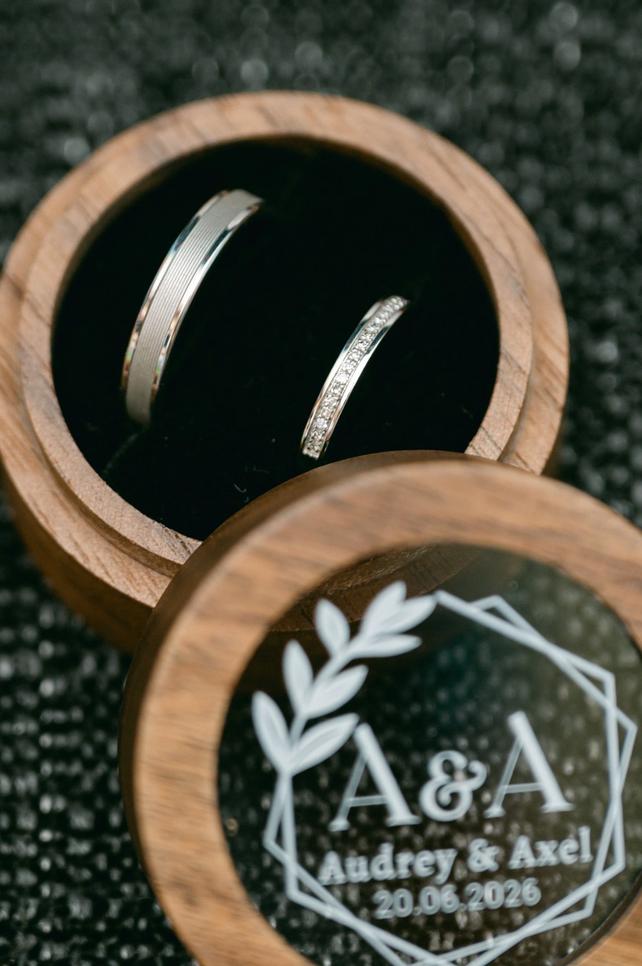 Détails macro des alliances d'Axel et Audrey à Hagetmau - Photographe mariage Landes [cite: Je suis photographe professionnel basé dans les Landes au 35 Rue du Bellocq à Saint Sever, spécialisé dans les mariages, les séances famille, grossesse, portraits et photographie immobilière. Je travaille principalement avec des couples et des familles sensibles à la nature, à l’océan et aux traditions locales.]