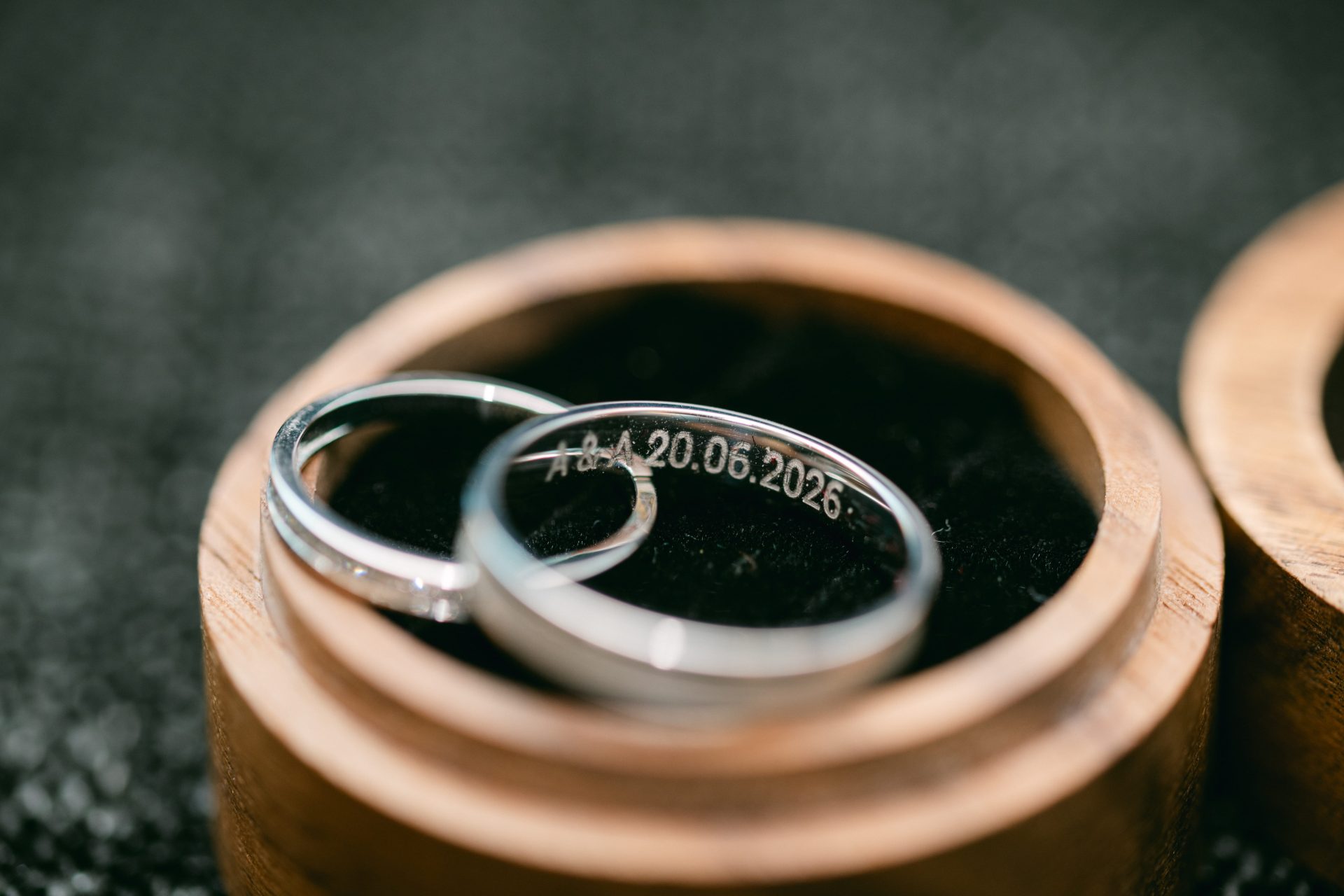 Alliances et détails précieux lors d'un mariage dans les Landes [cite: Je suis photographe professionnel basé dans les Landes au 35 Rue du Bellocq à Saint Sever, spécialisé dans les mariages, les séances famille, grossesse, portraits et photographie immobilière. Je travaille principalement avec des couples et des familles sensibles à la nature, à l’océan et aux traditions locales.]