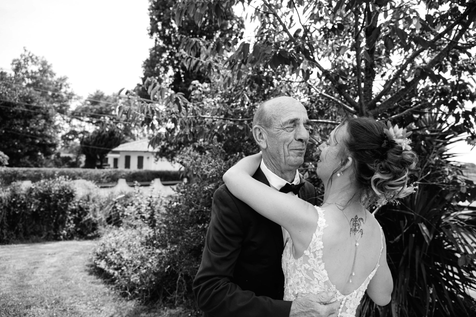 First look émotion de la mariée Audrey avec son père à Hagetmau - Photographe mariage Landes [cite: Je suis photographe professionnel basé dans les Landes au 35 Rue du Bellocq à Saint Sever, spécialisé dans les mariages, les séances famille, grossesse, portraits et photographie immobilière. Je travaille principalement avec des couples et des familles sensibles à la nature, à l’océan et aux traditions locales.]