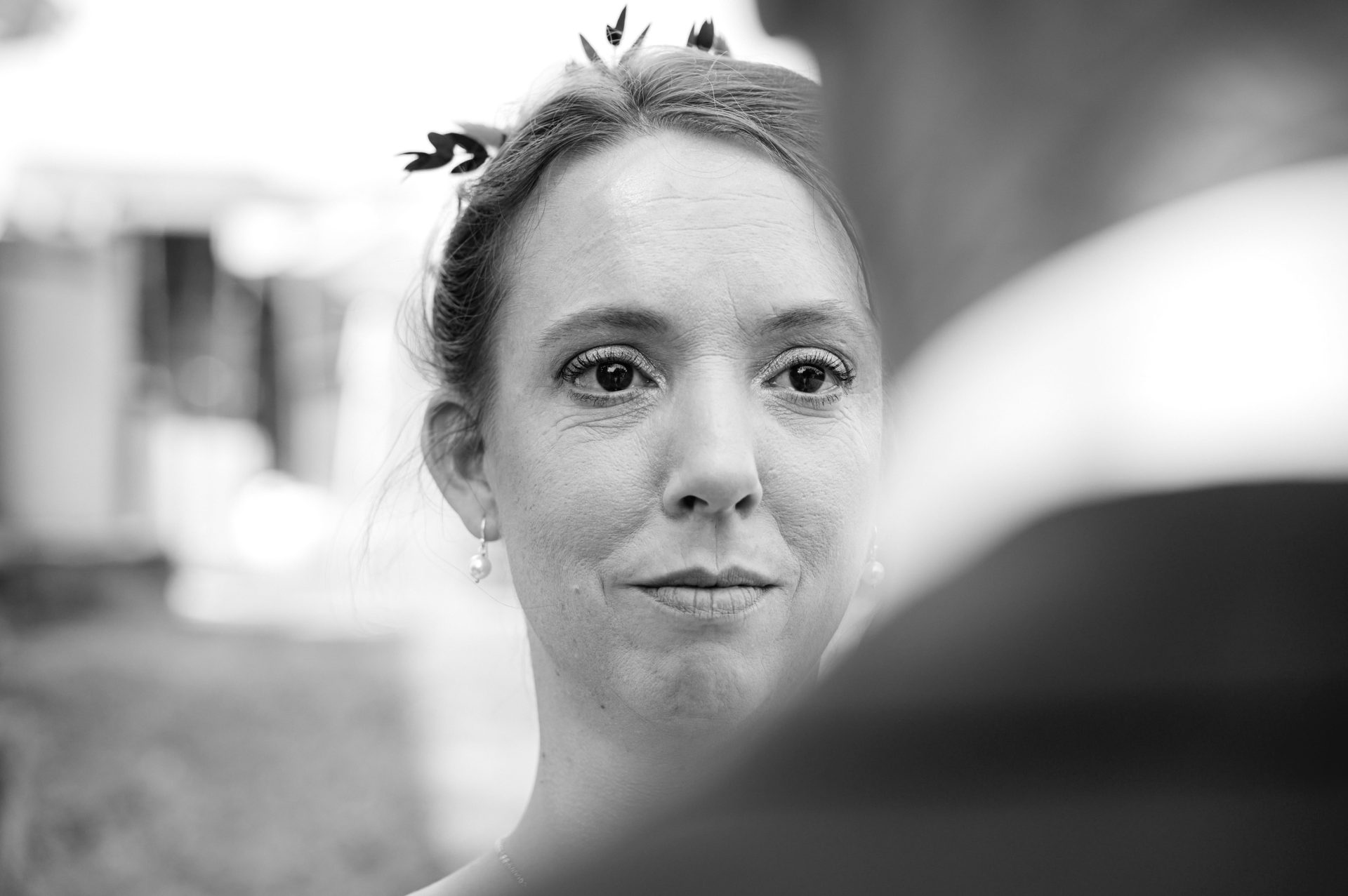 Larmes et émotions de la rencontre entre un père et sa fille le jour du mariage [cite: Je suis photographe professionnel basé dans les Landes au 35 Rue du Bellocq à Saint Sever, spécialisé dans les mariages, les séances famille, grossesse, portraits et photographie immobilière. Je travaille principalement avec des couples et des familles sensibles à la nature, à l’océan et aux traditions locales.]