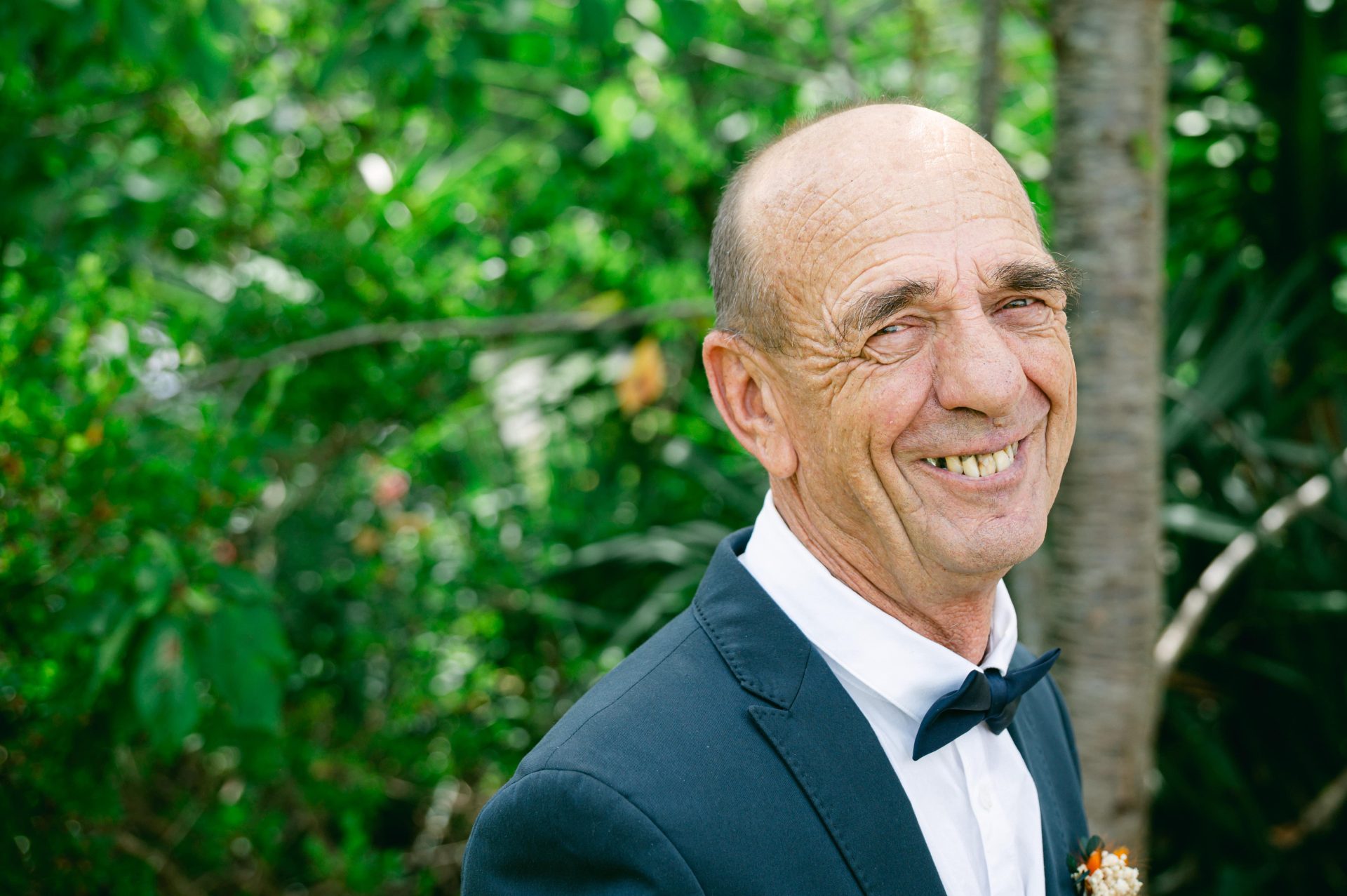 Reportage photo à Hagetmau - Découverte pleine de tendresse par le papa [cite: Je suis photographe professionnel basé dans les Landes au 35 Rue du Bellocq à Saint Sever, spécialisé dans les mariages, les séances famille, grossesse, portraits et photographie immobilière. Je travaille principalement avec des couples et des familles sensibles à la nature, à l’océan et aux traditions locales.]