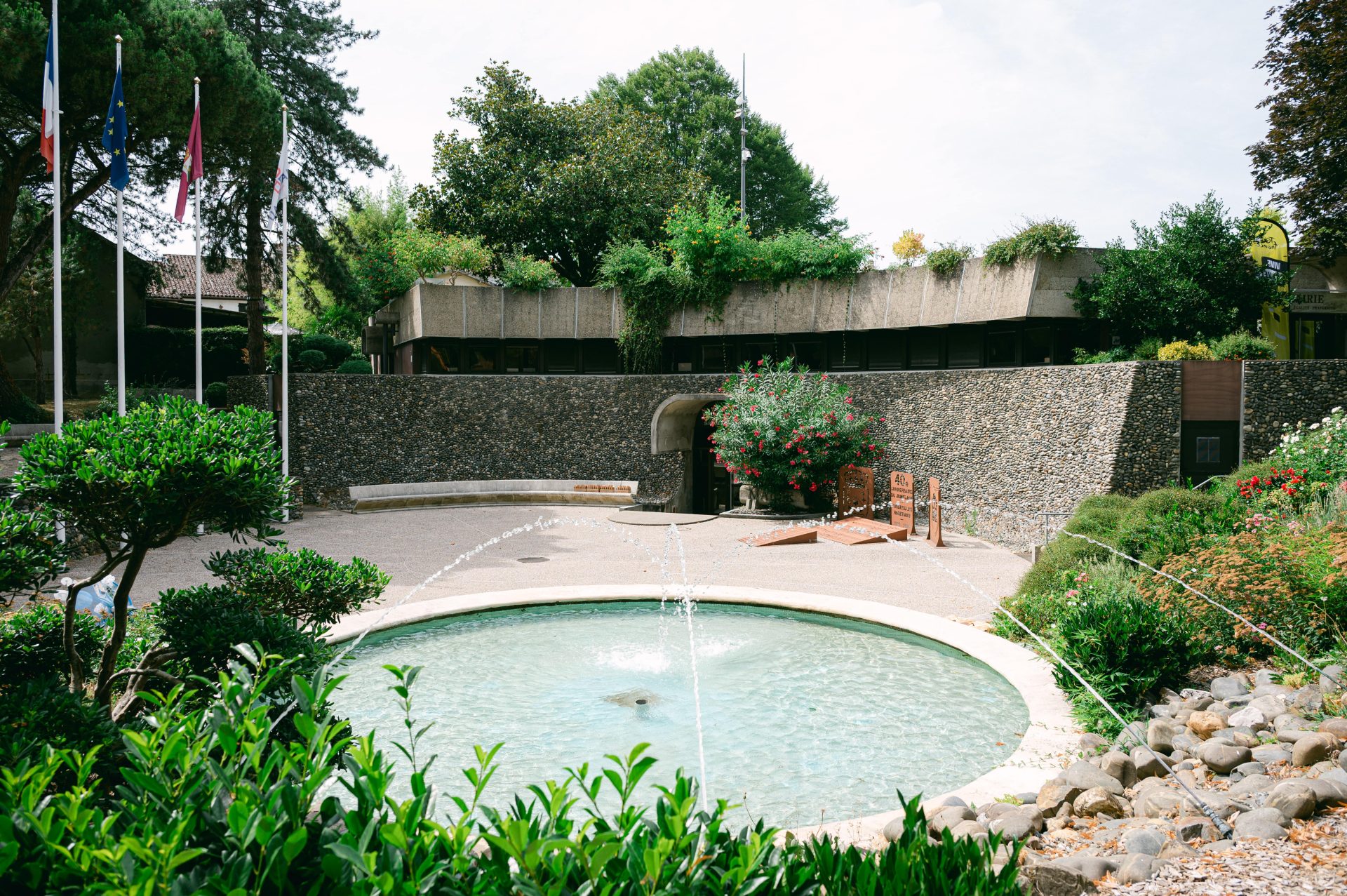 Vue de la mairie d'Hagetmau pour la cérémonie civile - Photographe mariage Landes et Chalosse