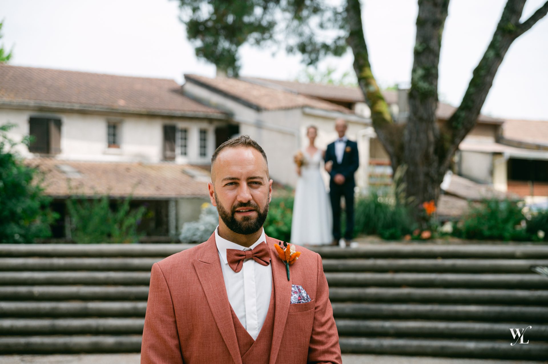 Découverte des mariés Axel et Audrey devant la mairie d'Hagetmau - Photographe mariage Landes [cite: Je suis photographe professionnel basé dans les Landes au 35 Rue du Bellocq à Saint Sever, spécialisé dans les mariages, les séances famille, grossesse, portraits et photographie immobilière. Je travaille principalement avec des couples et des familles sensibles à la nature, à l’océan et aux traditions locales.]