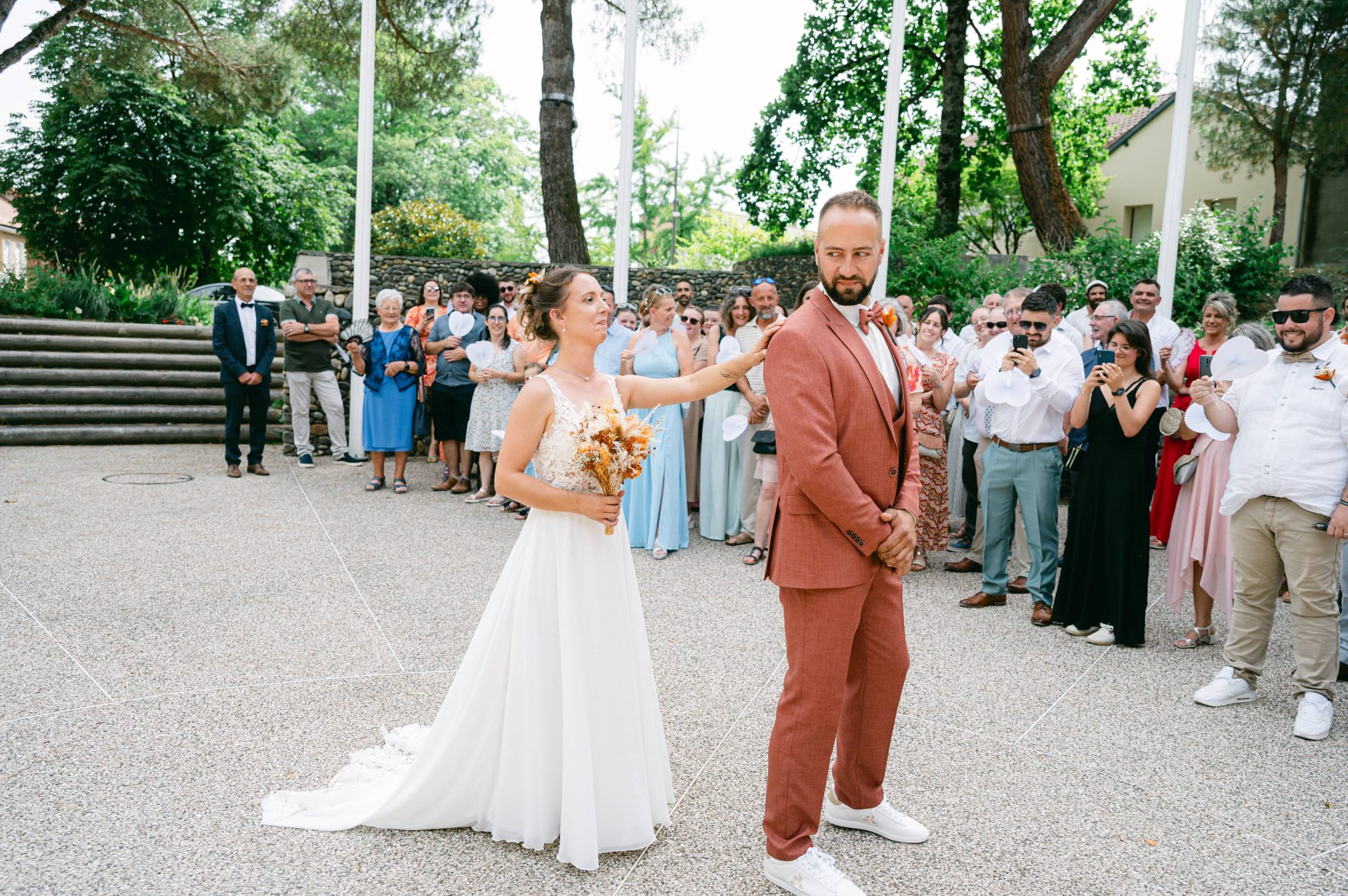 Émotion et complicité lors du first look des mariés en Chalosse - Landes [cite: Je suis photographe professionnel basé dans les Landes au 35 Rue du Bellocq à Saint Sever, spécialisé dans les mariages, les séances famille, grossesse, portraits et photographie immobilière. Je travaille principalement avec des couples et des familles sensibles à la nature, à l’océan et aux traditions locales.]