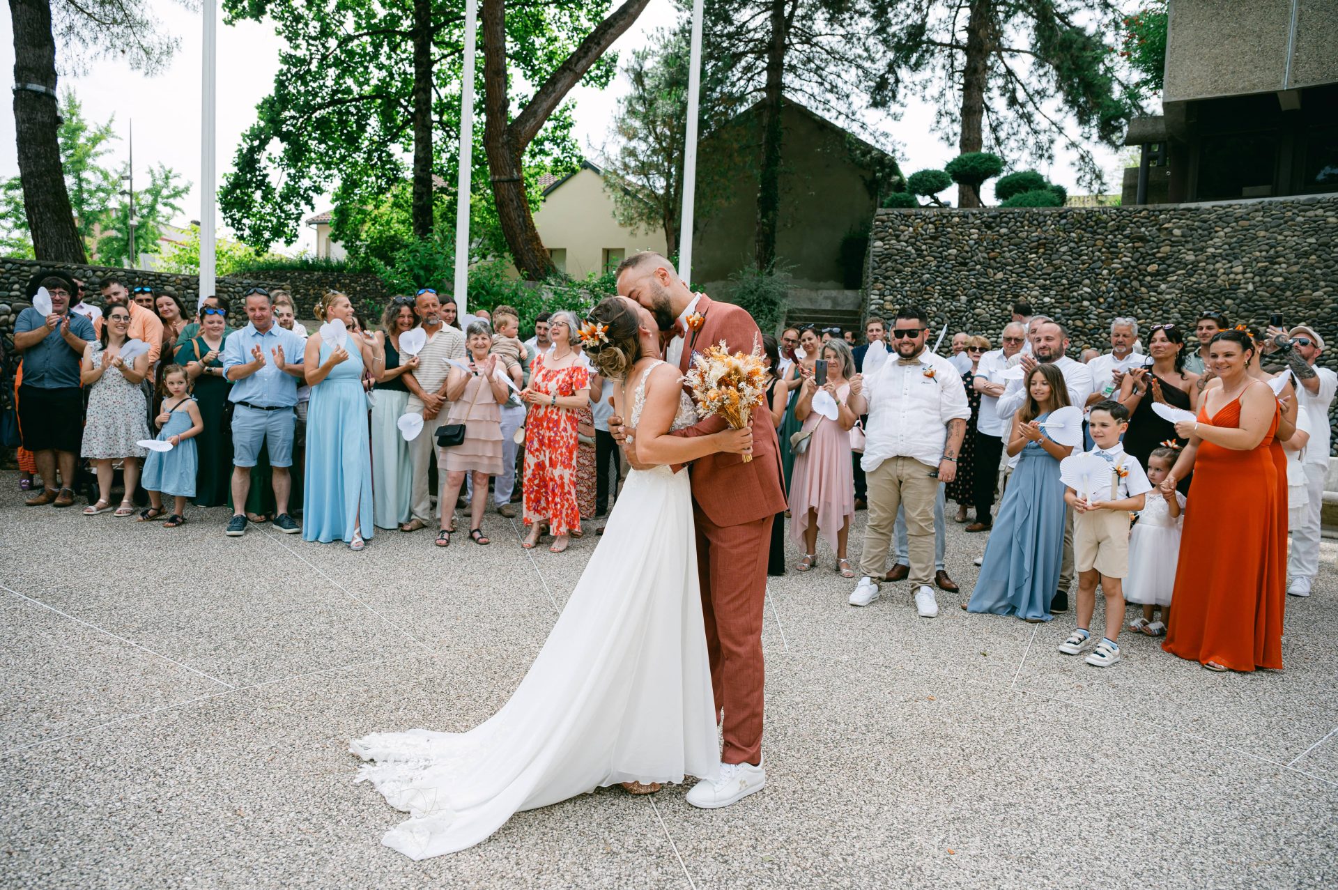 Rencontre d'Axel et Audrey en robe et costume de mariés à Hagetmau [cite: Je suis photographe professionnel basé dans les Landes au 35 Rue du Bellocq à Saint Sever, spécialisé dans les mariages, les séances famille, grossesse, portraits et photographie immobilière. Je travaille principalement avec des couples et des familles sensibles à la nature, à l’océan et aux traditions locales.]