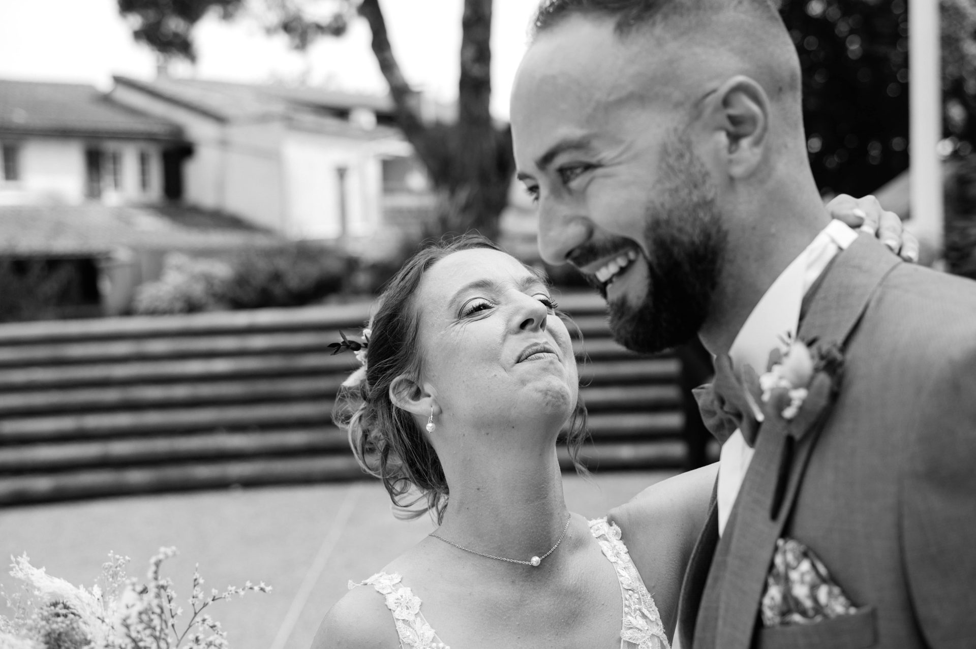 Reportage photo first look de mariage à la mairie d'Hagetmau par William Lacaule [cite: Je suis photographe professionnel basé dans les Landes au 35 Rue du Bellocq à Saint Sever, spécialisé dans les mariages, les séances famille, grossesse, portraits et photographie immobilière. Je travaille principalement avec des couples et des familles sensibles à la nature, à l’océan et aux traditions locales.]