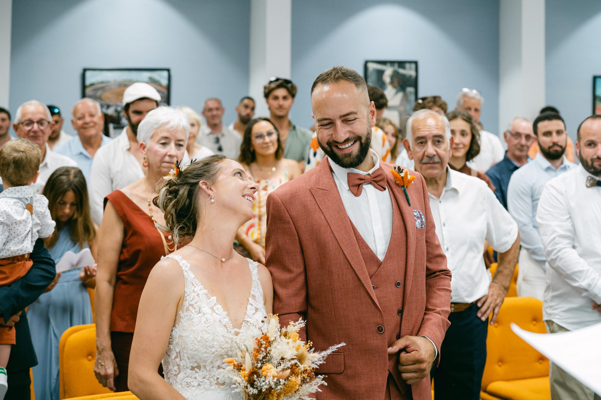 Échange des consentements d'Axel et Audrey à la mairie d'Hagetmau - Photographe mariage Landes [cite: Je suis photographe professionnel basé dans les Landes au 35 Rue du Bellocq à Saint Sever, spécialisé dans les mariages, les séances famille, grossesse, portraits et photographie immobilière. Je travaille principalement avec des couples et des familles sensibles à la nature, à l’océan et aux traditions locales.]