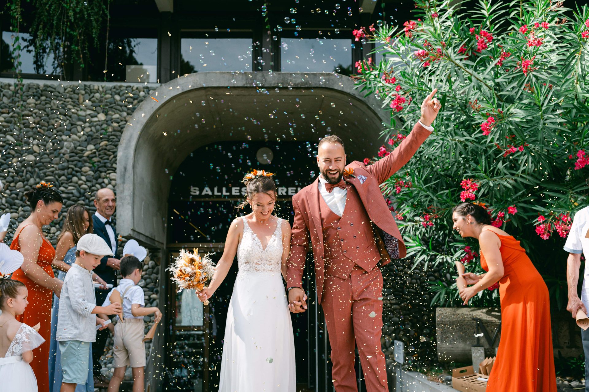 Sortie de mairie festive pour Audrey et Axel à Hagetmau - Photographe mariage Landes [cite: Je suis photographe professionnel basé dans les Landes au 35 Rue du Bellocq à Saint Sever, spécialisé dans les mariages, les séances famille, grossesse, portraits et photographie immobilière. Je travaille principalement avec des couples et des familles sensibles à la nature, à l’océan et aux traditions locales.]