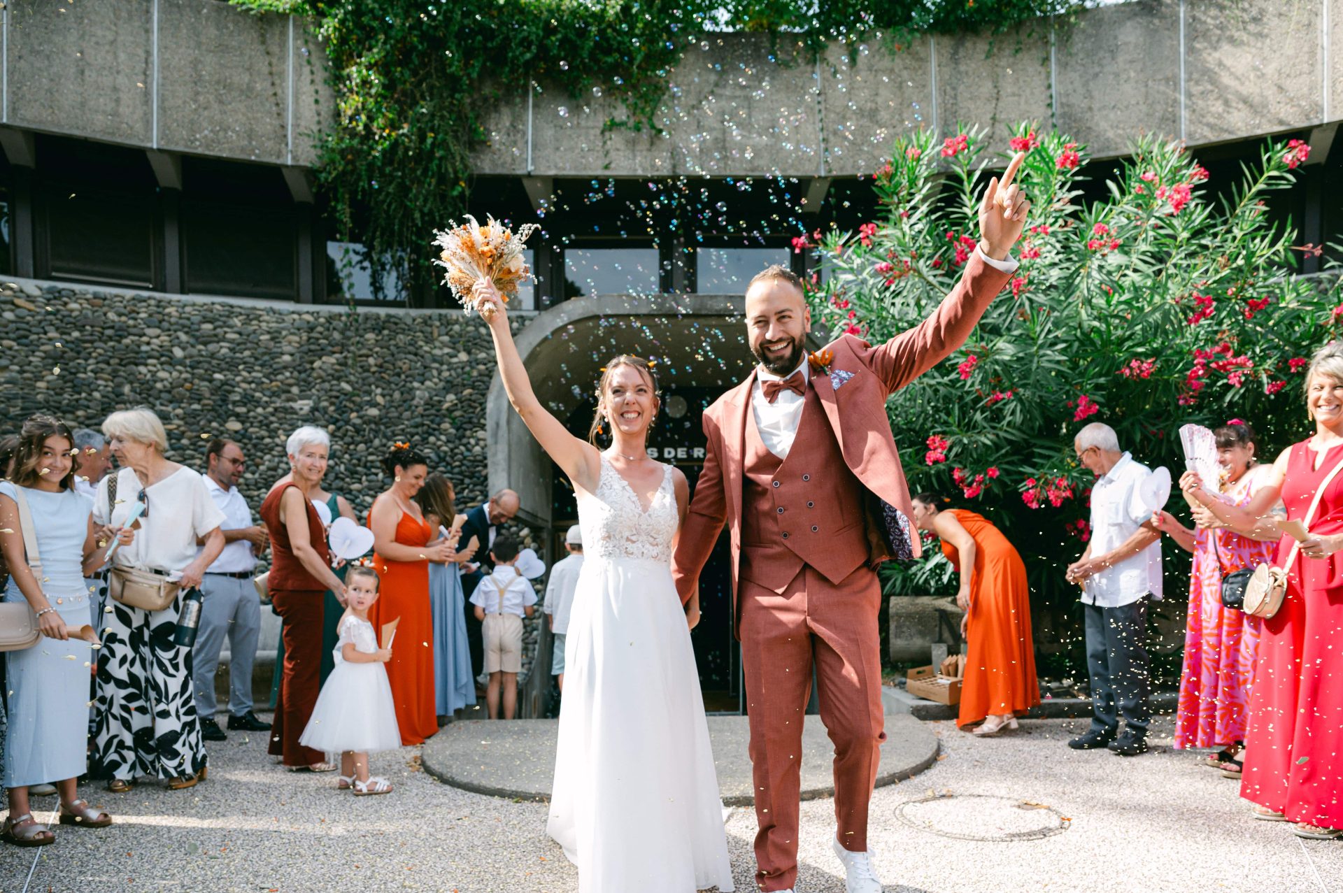 Pluie de bulles et de sourires à la sortie de la mairie d'Hagetmau en Chalosse [cite: Je suis photographe professionnel basé dans les Landes au 35 Rue du Bellocq à Saint Sever, spécialisé dans les mariages, les séances famille, grossesse, portraits et photographie immobilière. Je travaille principalement avec des couples et des familles sensibles à la nature, à l’océan et aux traditions locales.]