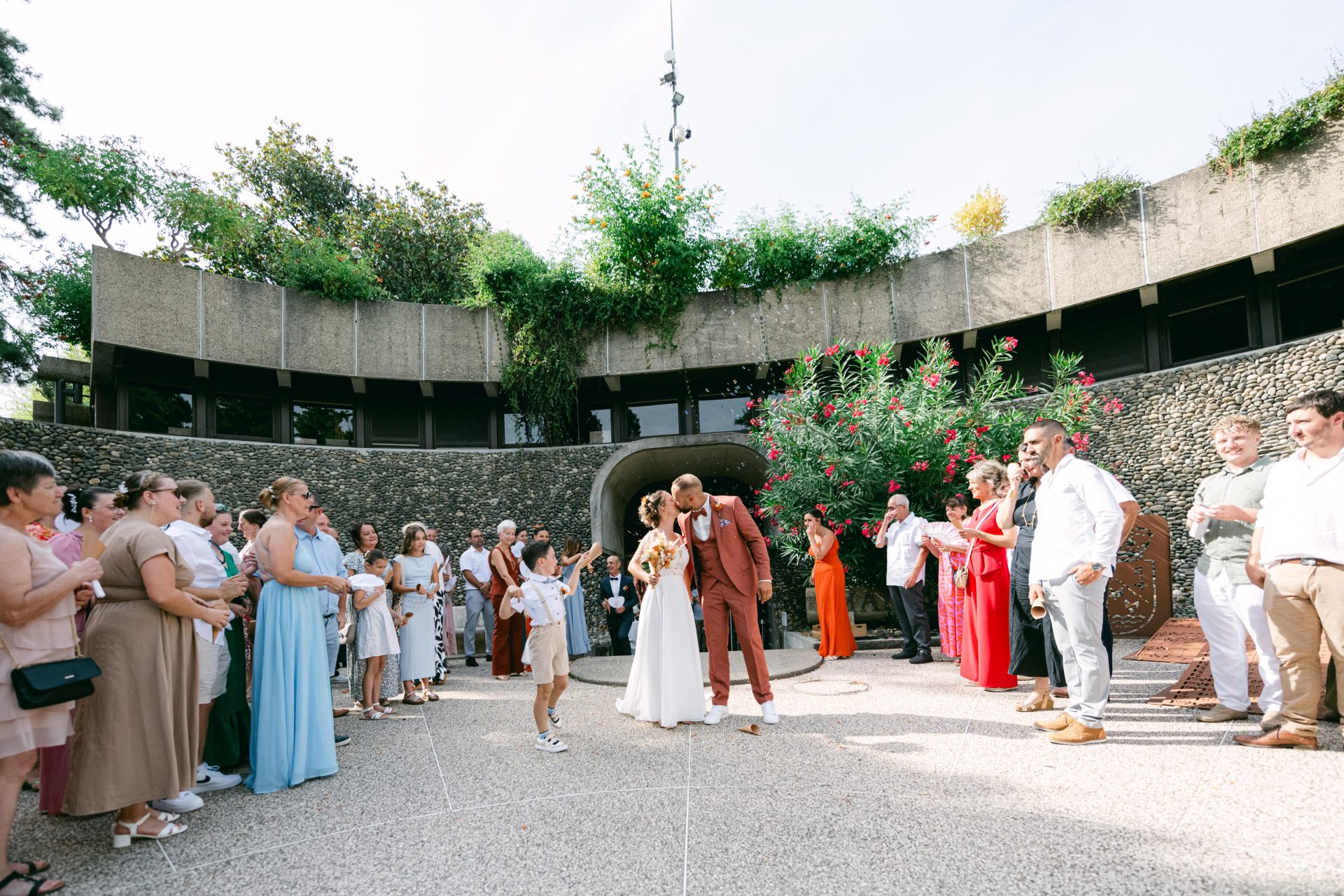 Baiser des mariés sous les applaudissements des invités dans les Landes [cite: Je suis photographe professionnel basé dans les Landes au 35 Rue du Bellocq à Saint Sever, spécialisé dans les mariages, les séances famille, grossesse, portraits et photographie immobilière. Je travaille principalement avec des couples et des familles sensibles à la nature, à l’océan et aux traditions locales.]