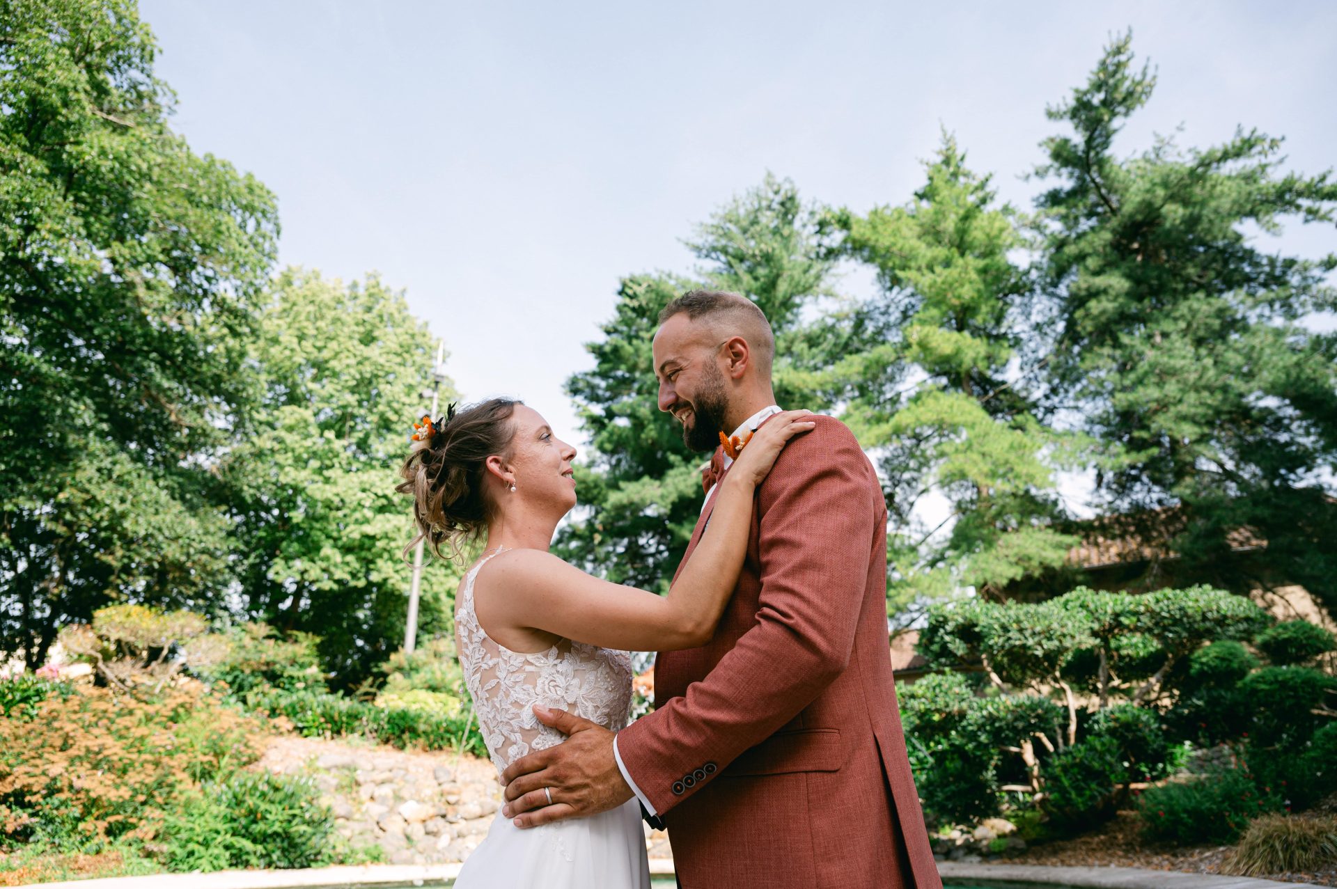 Instants volés et complicité après la cérémonie civile dans les Landes [cite: Je suis photographe professionnel basé dans les Landes au 35 Rue du Bellocq à Saint Sever, spécialisé dans les mariages, les séances famille, grossesse, portraits et photographie immobilière. Je travaille principalement avec des couples et des familles sensibles à la nature, à l’océan et aux traditions locales.]