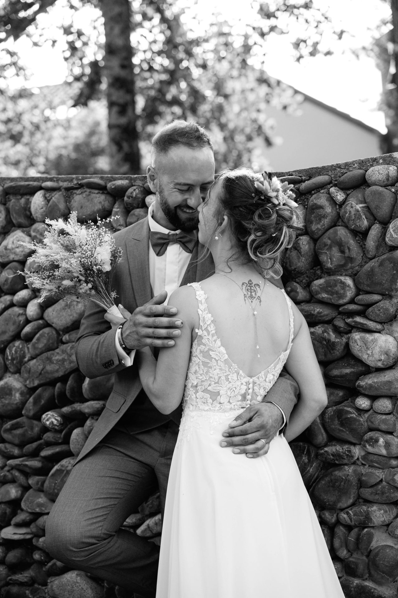 Portrait de complicité des mariés Audrey et Axel à Hagetmau dans le Sud-Ouest [cite: Je suis photographe professionnel basé dans les Landes au 35 Rue du Bellocq à Saint Sever, spécialisé dans les mariages, les séances famille, grossesse, portraits et photographie immobilière. Je travaille principalement avec des couples et des familles sensibles à la nature, à l’océan et aux traditions locales.]