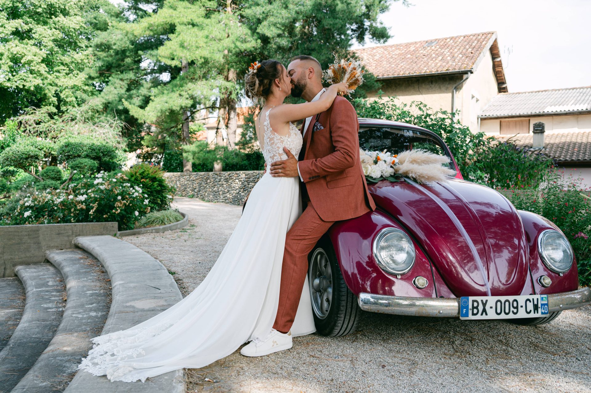 Photographe de mariage Landes - Regards complices des mariés en Chalosse [cite: Je suis photographe professionnel basé dans les Landes au 35 Rue du Bellocq à Saint Sever, spécialisé dans les mariages, les séances famille, grossesse, portraits et photographie immobilière. Je travaille principalement avec des couples et des familles sensibles à la nature, à l’océan et aux traditions locales.]