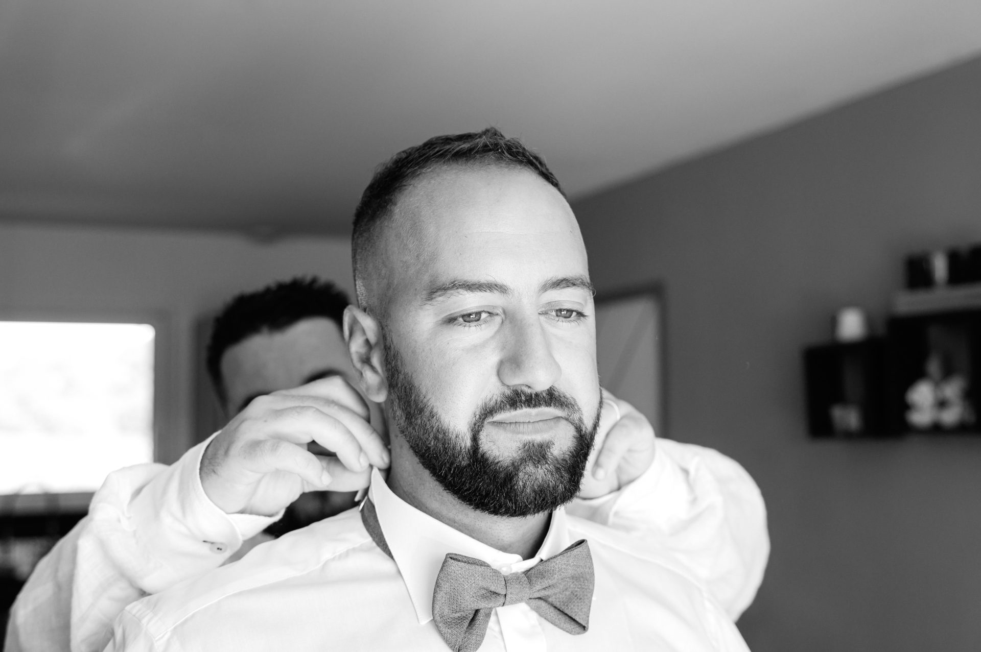 Détails des préparatifs d'Axel entouré de ses proches à Hagetmau dans les Landes [cite: Je suis photographe professionnel basé dans les Landes au 35 Rue du Bellocq à Saint Sever, spécialisé dans les mariages, les séances famille, grossesse, portraits et photographie immobilière. Je travaille principalement avec des couples et des familles sensibles à la nature, à l’océan et aux traditions locales.]