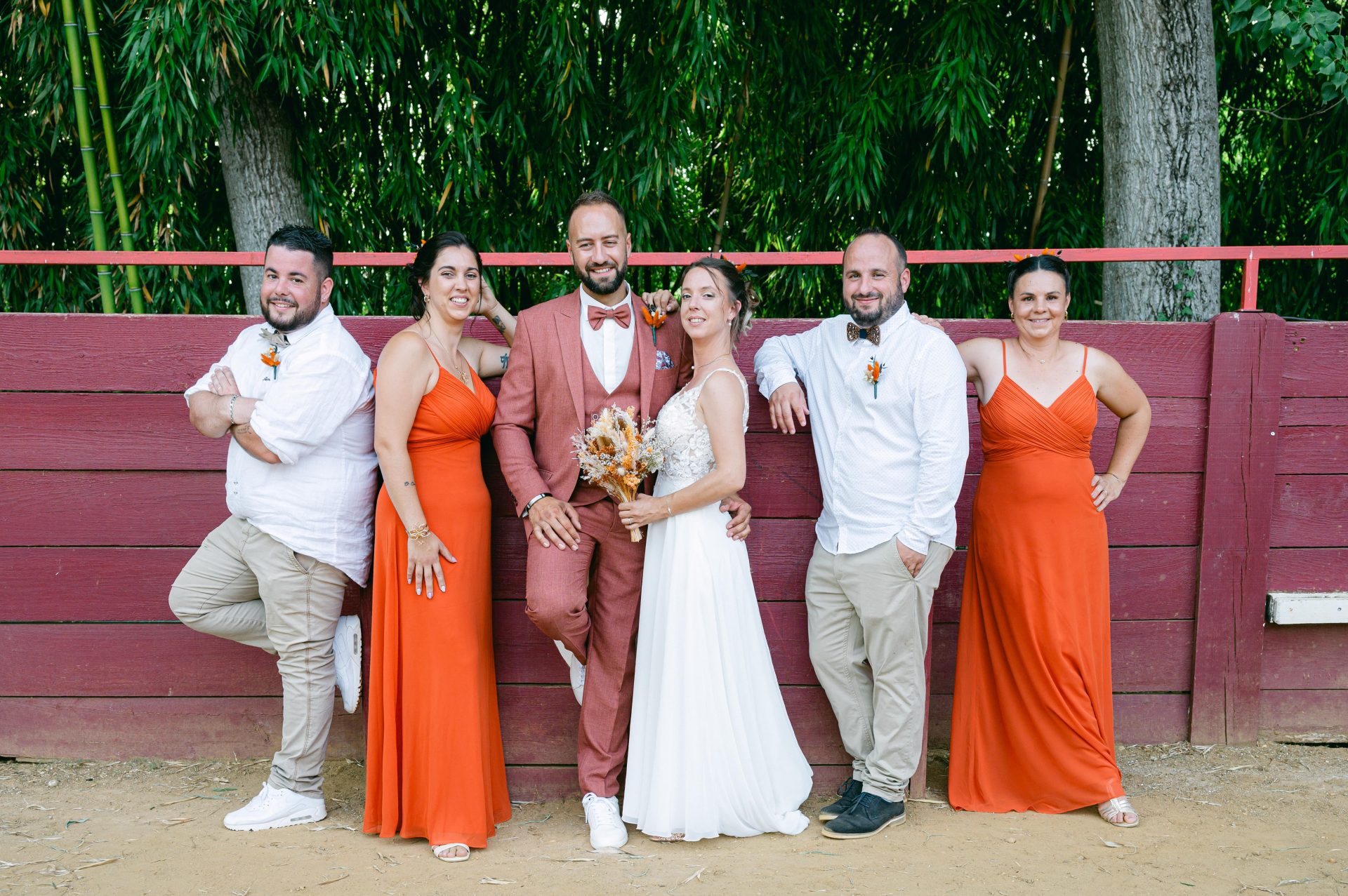 Reportage photo mariage à la mairie d'Hagetmau, instant de joie partagé avec les invités [cite: Je suis photographe professionnel basé dans les Landes au 35 Rue du Bellocq à Saint Sever, spécialisé dans les mariages, les séances famille, grossesse, portraits et photographie immobilière. Je travaille principalement avec des couples et des familles sensibles à la nature, à l’océan et aux traditions locales.]
