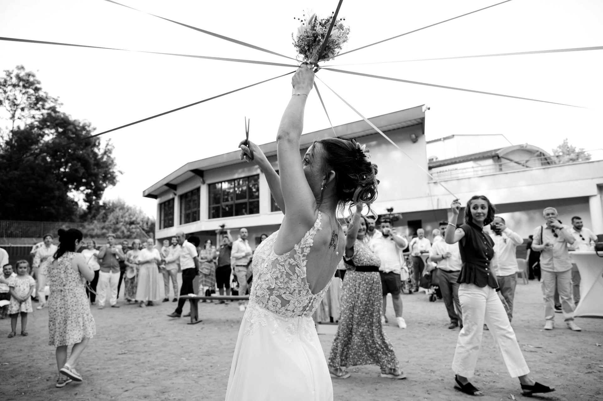 Animation créative du jeu du ruban de la mariée à Hagetmau - Photographe mariage Landes [cite: Je suis photographe professionnel basé dans les Landes au 35 Rue du Bellocq à Saint Sever, spécialisé dans les mariages, les séances famille, grossesse, portraits et photographie immobilière. Je travaille principalement avec des couples et des familles sensibles à la nature, à l’océan et aux traditions locales.]