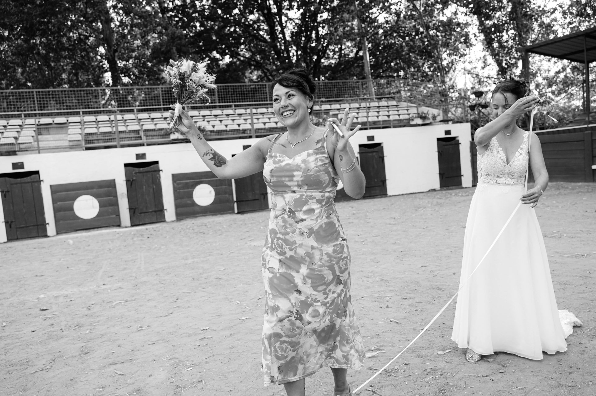 Moments de rires et de partage autour du bouquet de la mariée en Chalosse [cite: Je suis photographe professionnel basé dans les Landes au 35 Rue du Bellocq à Saint Sever, spécialisé dans les mariages, les séances famille, grossesse, portraits et photographie immobilière. Je travaille principalement avec des couples et des familles sensibles à la nature, à l’océan et aux traditions locales.]