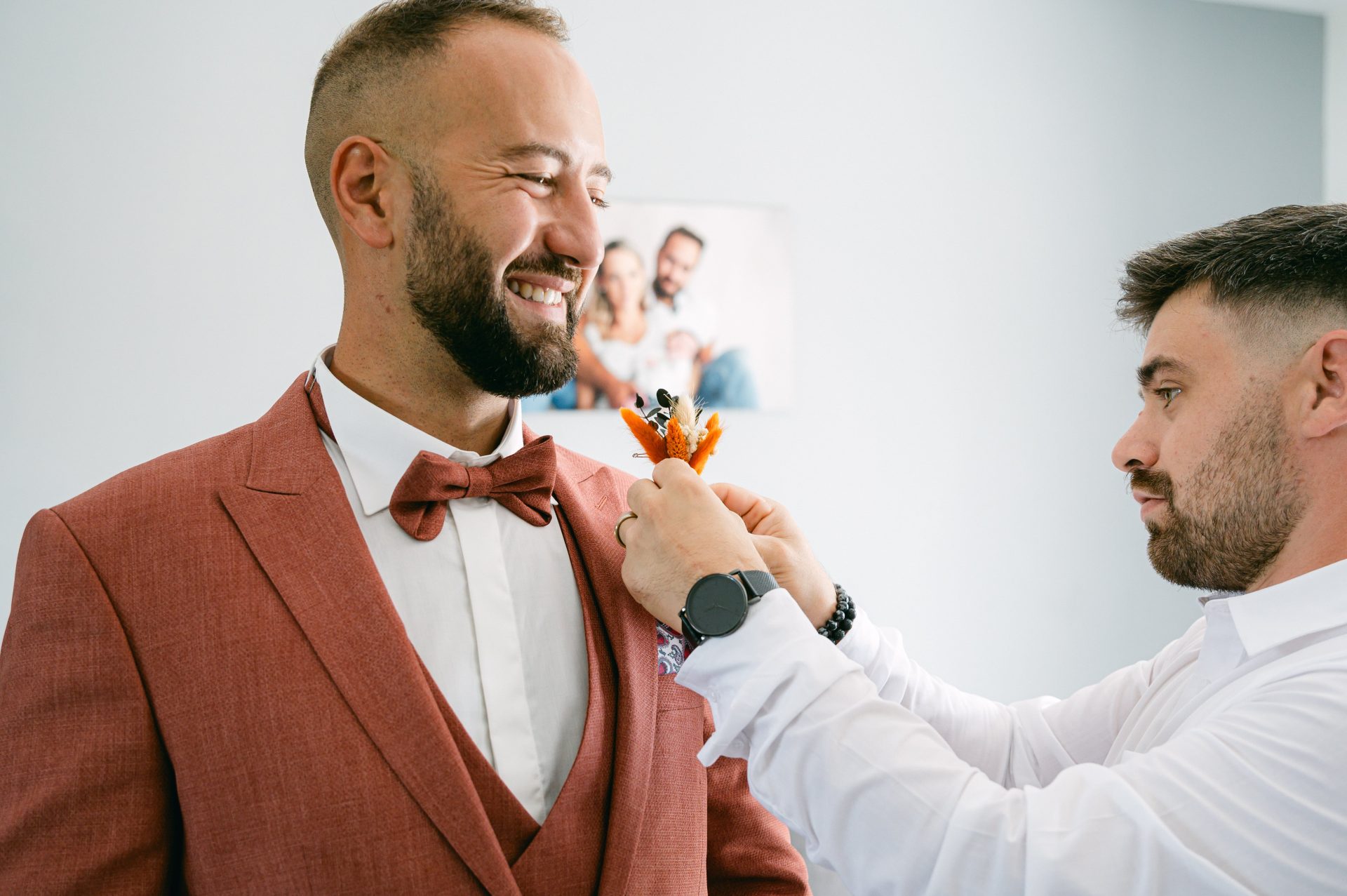 Reportage photo mariage à Hagetmau - Les préparatifs d'Axel par William Lacaule [cite: Je suis photographe professionnel basé dans les Landes au 35 Rue du Bellocq à Saint Sever, spécialisé dans les mariages, les séances famille, grossesse, portraits et photographie immobilière. Je travaille principalement avec des couples et des familles sensibles à la nature, à l’océan et aux traditions locales.]