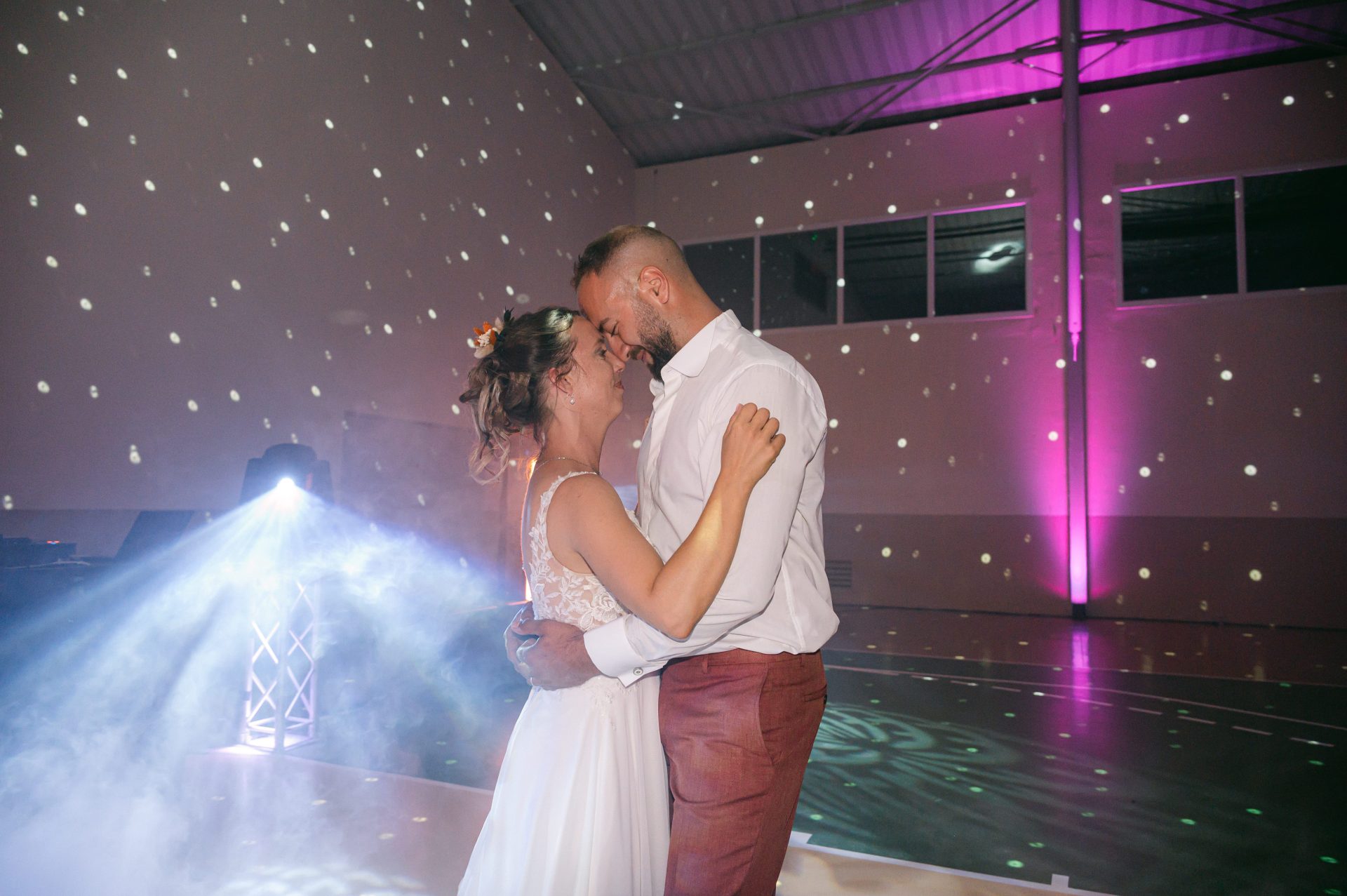 Première danse d'Audrey et Axel en Chalosse sous les projecteurs - Photographie de mariage [cite: Je suis photographe professionnel basé dans les Landes au 35 Rue du Bellocq à Saint Sever, spécialisé dans les mariages, les séances famille, grossesse, portraits et photographie immobilière. Je travaille principalement avec des couples et des familles sensibles à la nature, à l’océan et aux traditions locales.]
