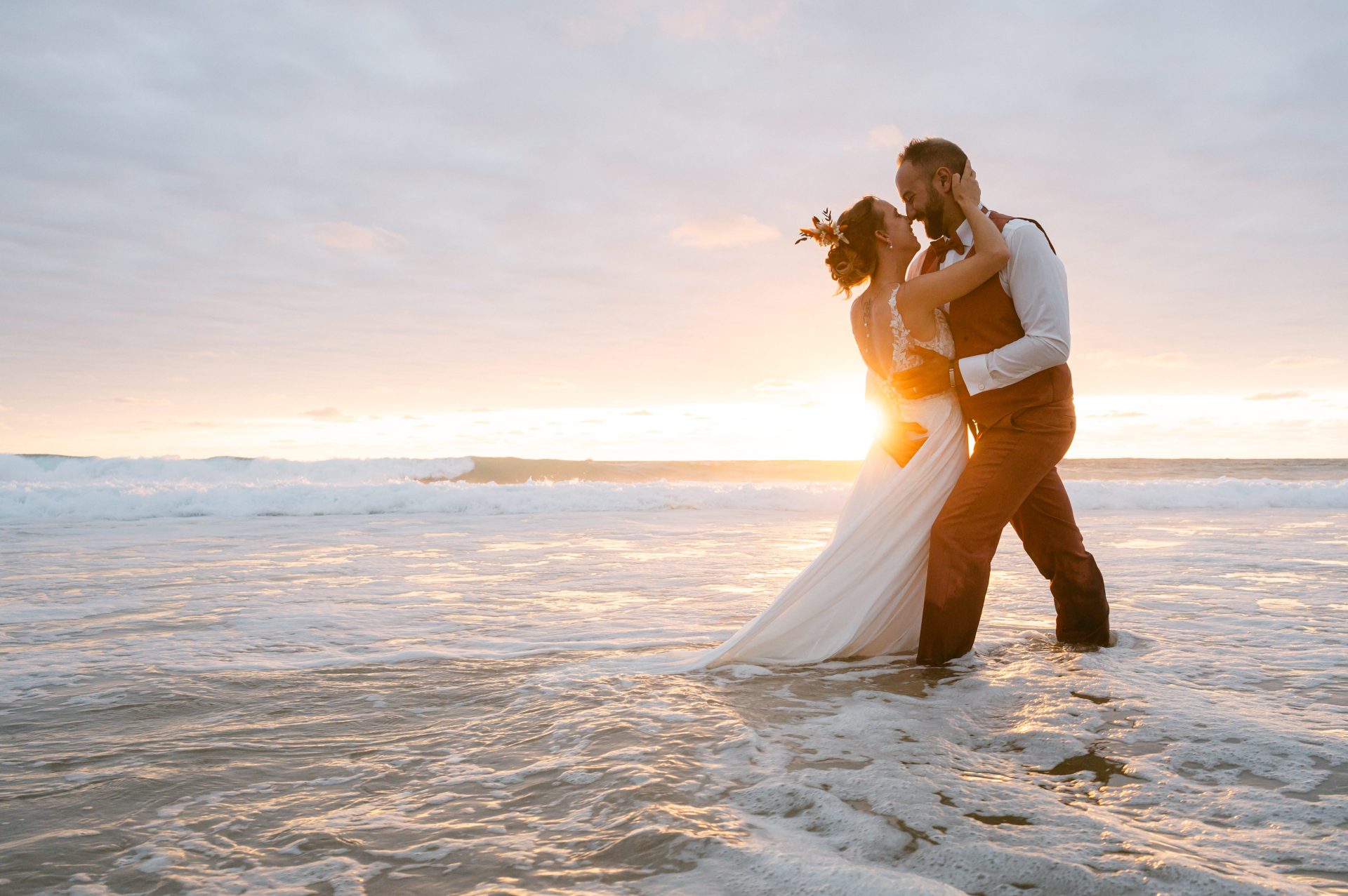 Photographe mariage Landes - Reportage d'Axel et Audrey à Hagetmau et Momuy [cite: Je suis photographe professionnel basé dans les Landes au 35 Rue du Bellocq à Saint Sever, spécialisé dans les mariages, les séances famille, grossesse, portraits et photographie immobilière. Je travaille principalement avec des couples et des familles sensibles à la nature, à l’océan et aux traditions locales.]