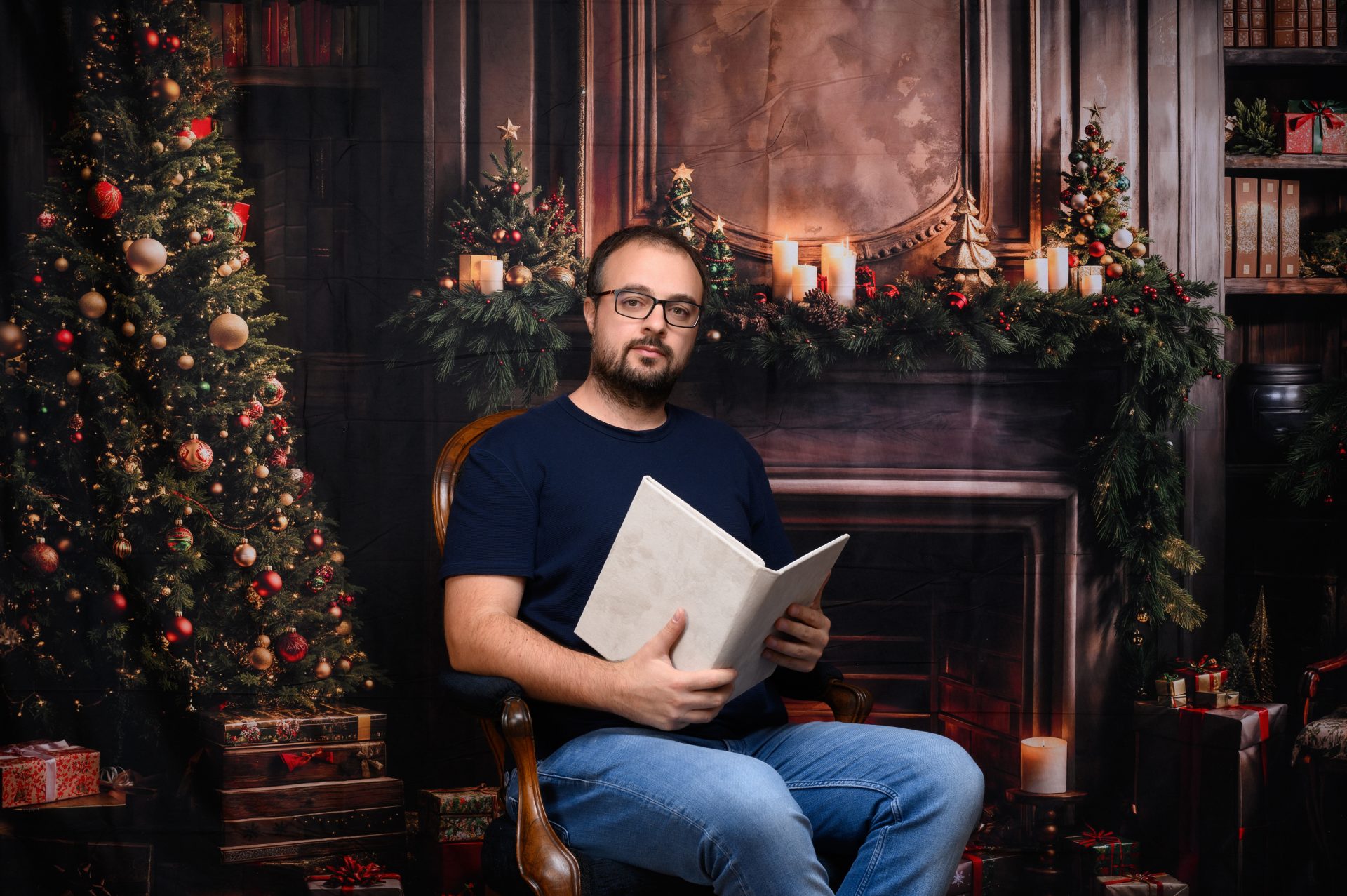 Nouveau décor de Noël 2026 au studio de Saint-Sever : salon au coin du feu avec sapin, cheminée et bougies